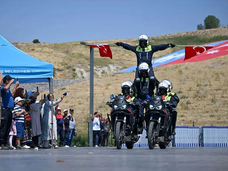 Malazgirt Zaferi Kutlamalarında Jandarma ve Polisten Nefes Kesen Motosiklet Gösterileri