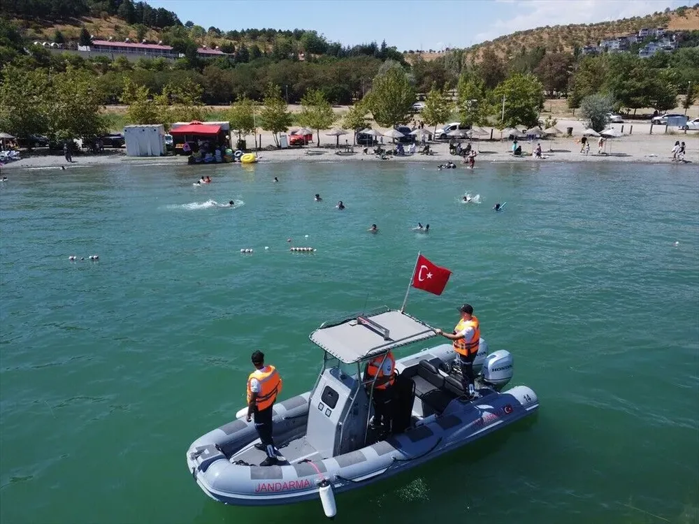 Hazar Gölü'nde Botlu Jandarma Ekibi Güvenliği Sağlıyor